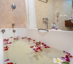 Двухместный полулюкс с балконом двуспальная кровать в Karon Princess Hotel