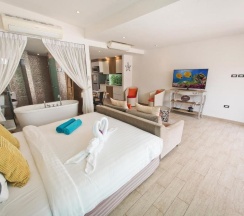 Двухместная вилла Deluxe с видом на бассейн двуспальная кровать в Tropicana Pool Villa