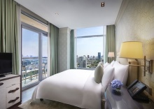 Люкс с 3 комнатами с балконом в Oriental Residence Bangkok