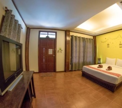 Бунгало Superior с балконом и с видом на бассейн в Tharathip Resort