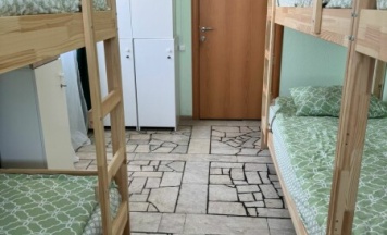 Шестиместный номер с двухъярусными  кроватями 204 в Уютный дом