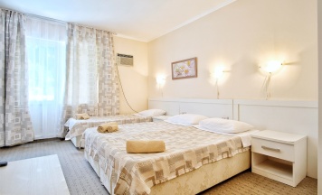 3-х местный с балконом, вид на бассейн и горы в Век