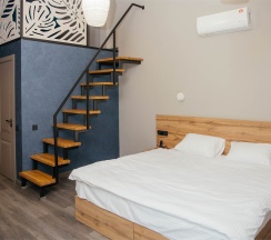 Двухуровневый Джуниор Сюит на втором этаже со своей зоной отдыха в Игуана