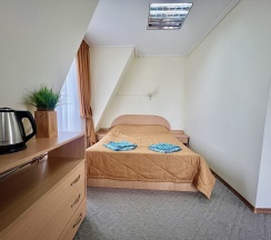 Трехместный номер с двуспальной и односпальной кроватями в Росситтен