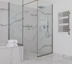 Двухместный люкс с балконом и с красивым видом из окна двуспальная кровать в Вилла Плёс