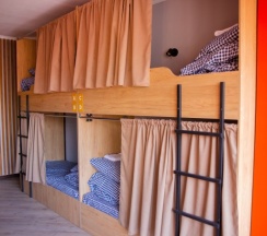Кровать в общем номере с красивым видом из окна в People Hostel & Suites