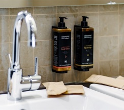 Номер Privilege Suite c большой двуспальной кроватью в МЕРКЮР ТЮМЕНЬ ЦЕНТР