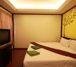 Двухместное бунгало Superior с видом на бассейн двуспальная кровать в Tharathip Resort