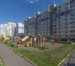 Двухместные апартаменты с балконом и с красивым видом из окна (двуспальная кровать) в Квартира 1-к недалеко от залива на Радужной 5 от RentAp, 4 сп.места