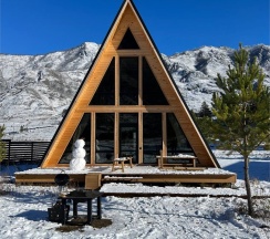 Гранд Шале две спальни с видом на горы в Айвенго