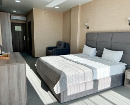 Номер стандарт улучшенный с 1 двуспальной кроватью в Grand sapphire hotel