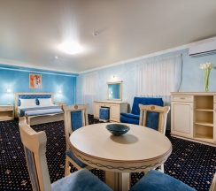 Люкс с балконом в Dvin