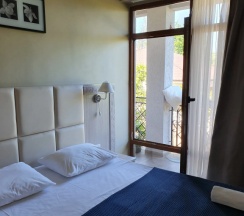 Трёхместный номер Superior с балконом в Guest house Meka