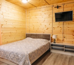 “DE LUXE” благоустроенный номер с кроватью ( queen size), угловым диваном, кухней и террасой в Семейный