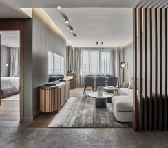 Люкс на высоком этаже с доступом в лаундж c 1 комнатой с видом на озеро в Crowne Plaza Sofia by IHG