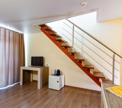 Двухуровневый семейный номер с балконом на 3-4 гостей и видом на море (корпус Б) в Оптимист