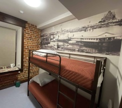 Кровать в 2-местном общем номере №5 в Стрежень