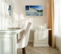 Двухместный номер Provence Standard №10 c 1 комнатой с красивым видом из окна двуспальная кровать в Лель