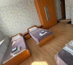 Кровать в общем номере в Колос