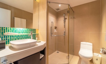 Двухместный люкс с террасой c 1 комнатой двуспальная кровать в Отель Radisson Resort and Suites Phuket