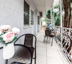 Двухместный Стандартный номер с двуспальной кроватью и балконом в гостевом доме SV на 2 этаже в Милка