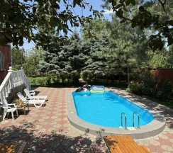 Коттедж с красивым видом из окна в Усадьба Новознаменская