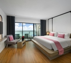 Двухместный номер Grand Deluxe Honeymoon двуспальная кровать в Andamantra Resort and Villa Phuket