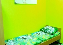 Кровать в общем номере с красивым видом из окна в Arena hostel