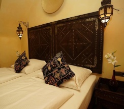 Двухместный номер Superior с видом на сад двуспальная кровать в Hotel Villa Oriental & Restaurant