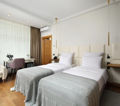 Двухместные семейные апартаменты с 2 комнатами с балконом и с красивым видом из окна двуспальная кровать в Premium Village Arkhyz