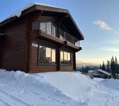 Коттедж с балконом в Lavina