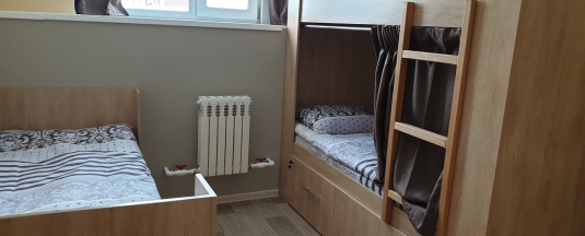 Кровать в общем трехместном номере для мужчин и женщин c 1-ой двухъярусной кроватью и 1-на односпальная кровать. в Friends