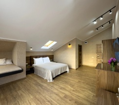 Трёхместный номер Супериор Плюс c 1 комнатой с балконом и с красивым видом из окна в Aimara