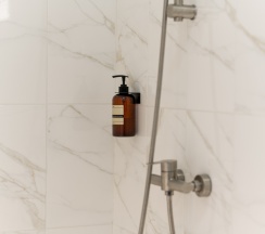 Шестиместный семейный люкс с балконом и с красивым видом из окна в Rodnik village&SPA