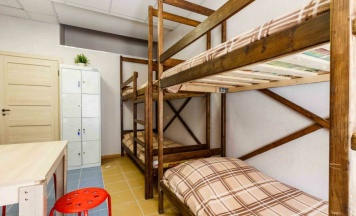 Верхнее место в восьмиместном общем номере в Yo! Hostel