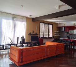 Коттедж с балконом и с красивым видом из окна в Солнечный