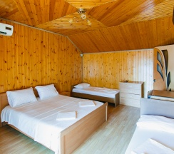 Четырехместный номер с 1 двуспальной или 2 односпальными кроватями в Самсар