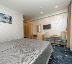 Стандартный номер с двуспальной и 2 односпальными кроватями в Бригантина