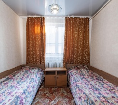 Комната комфорт с 2 односпальными и 1 двуспальной кроватью в Чайка