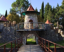 Трёхместный номер Superior с балконом и с красивым видом из окна в Псоу