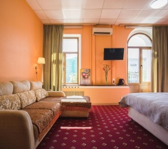 Номер улучшенный с 1 двуспальной кроватью и диваном в Базис-М