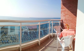 Двухместный номер Standard с балконом и с видом на море двуспальная кровать в Hotel Caravelle & Minicaravelle