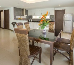 Вилла с 4 комнатами с балконом в Tropicana Pool Villa