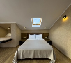 Трёхместный номер Супериор Плюс c 1 комнатой с балконом и с красивым видом из окна в Aimara