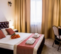 Номер полулюкс улучшенный с 1 двуспальной кроватью в Гранат