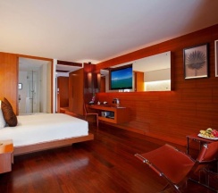 Двухместный люкс с видом на море двуспальная кровать в La Flora Resort Patong