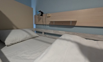 Кровать в двухместном номере с двухъярусной кроватью в Maestro Hostel