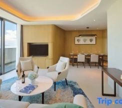 Люкс Deluxe с 3 комнатами с балконом и с видом на море в Oakwood Apartments Sanya