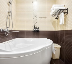 2-комнатные апартаменты люкс с 1 односпальной и 2 двуспальными кроватями в Ваш Комфорт Апарт на улице Дмитрия Благоева