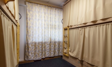 спальное место в 6 местном мужском номере в Nice Hostel